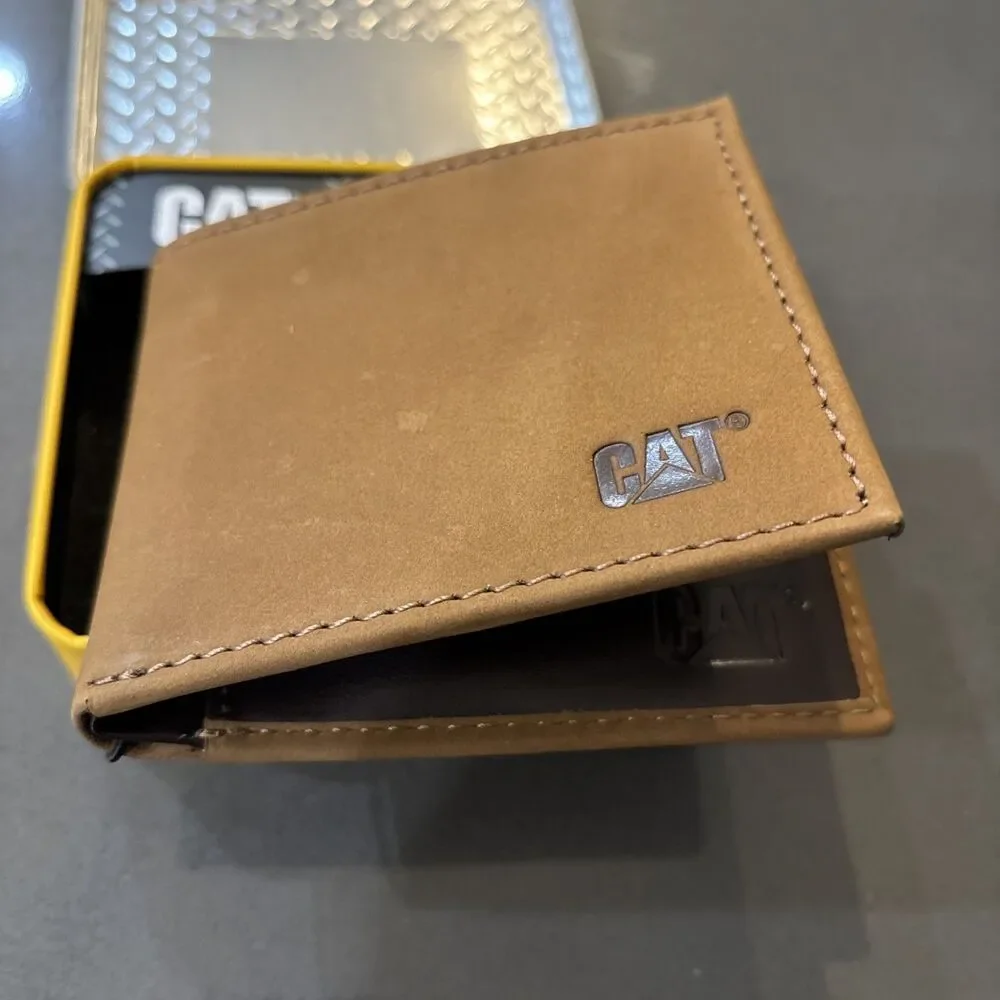 CAT Caterpillar Single BiFold Leather RFID Wallet  Embossed Logo Tan W/ Gift Tin